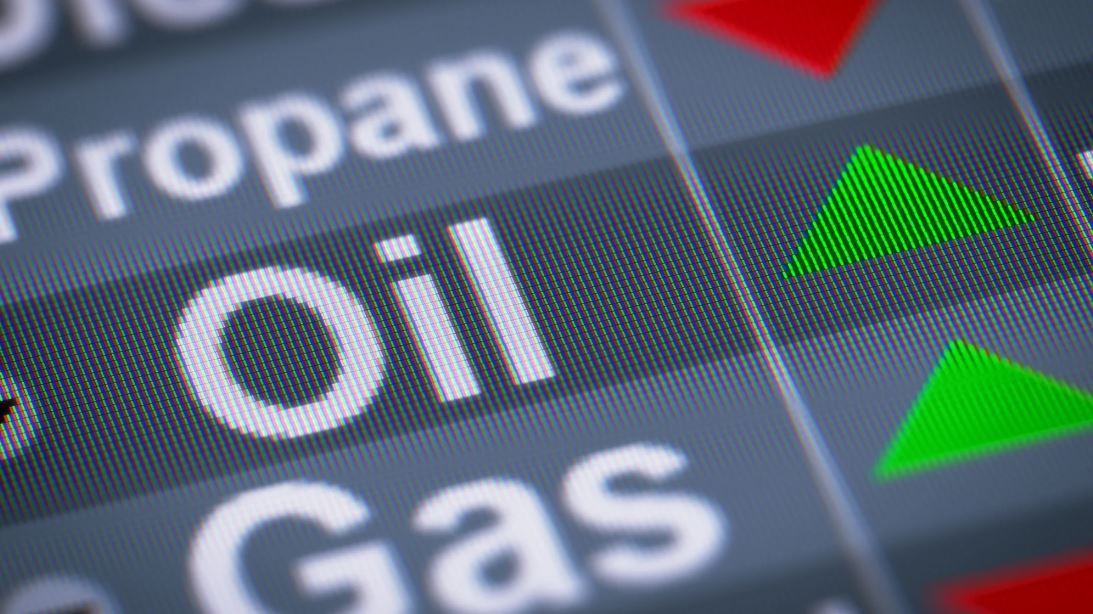 النفط يرتفع بعد أن أمرت الولايات المتحدة دبلوماسييها بمغادرة السعودية