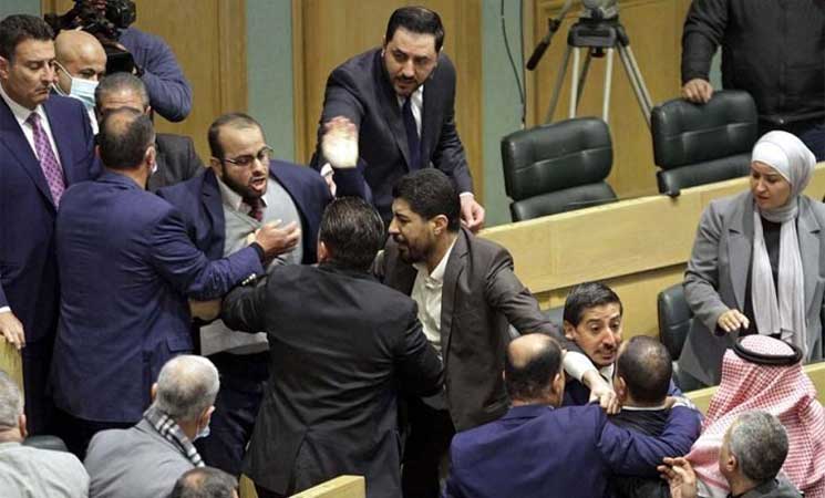 الذنيبات يكشف تفاصيل جديدة حول مشاجرة الرياطي وفريج