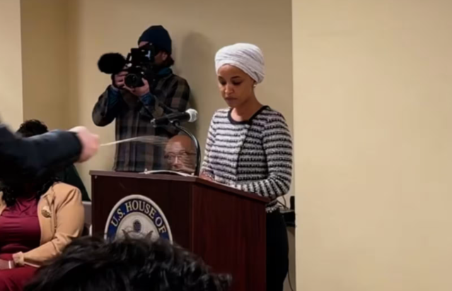 شخص يهاجم النائب الأمريكية إلهان عمر ويرميها بمادة غريبة