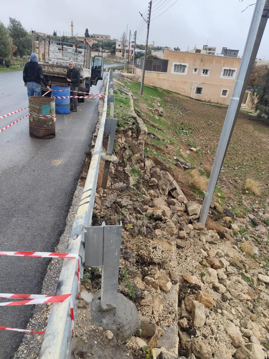 انهيار شارع في ذيبان ..  والبلدية تضع إشارات تحذيرية