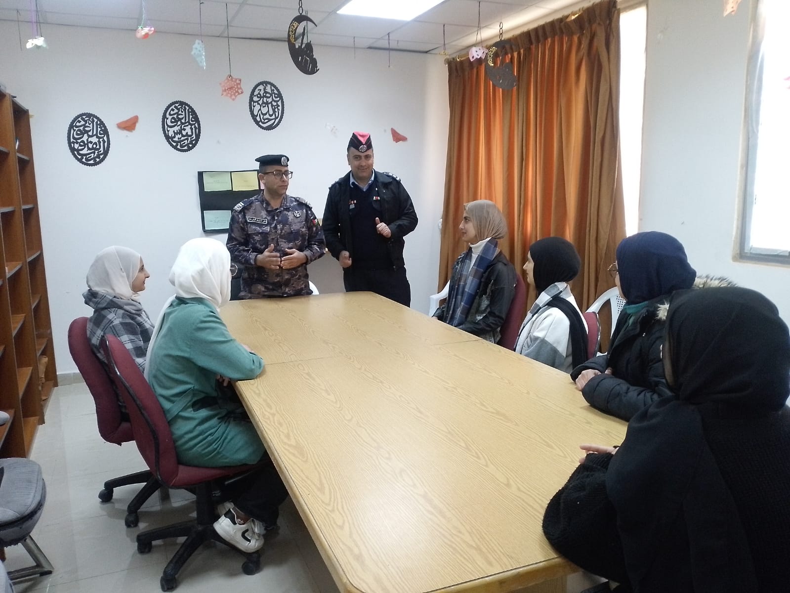 مركز شابات المزار الشمالي ينظم محاضرة حول السلامة العامة