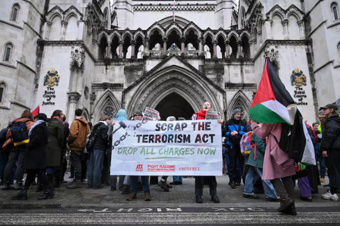 المحكمة العليا البريطانية: اعتبار فلسطين أكشن منظمة إرهابية غير قانوني 