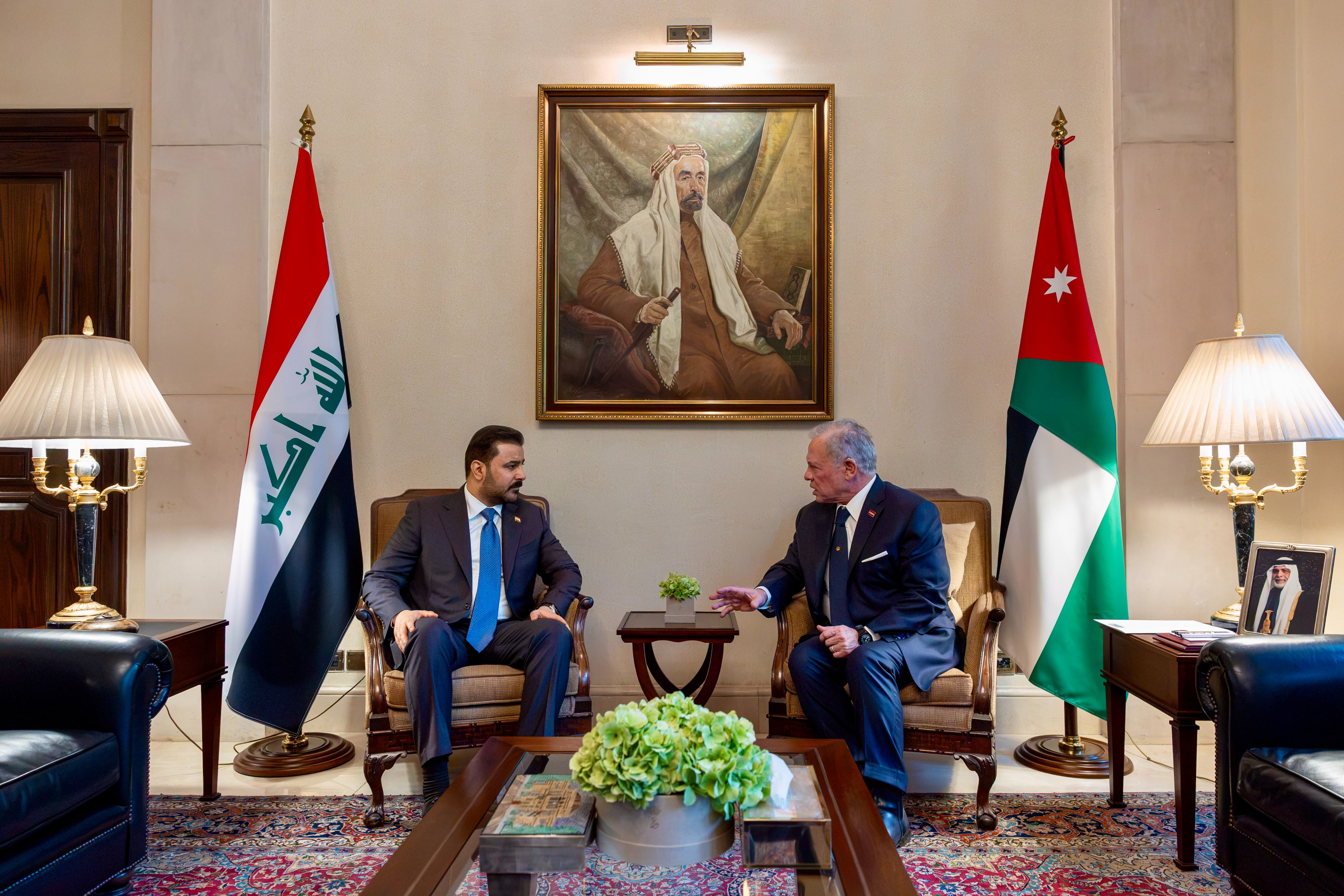 الملك ورئيس الوزراء العراقي يبحثان توسيع التعاون في مجالات الطاقة والربط الكهربائي 
