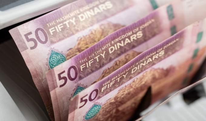 المالية: صرف رواتب القطاع العام الثلاثاء 