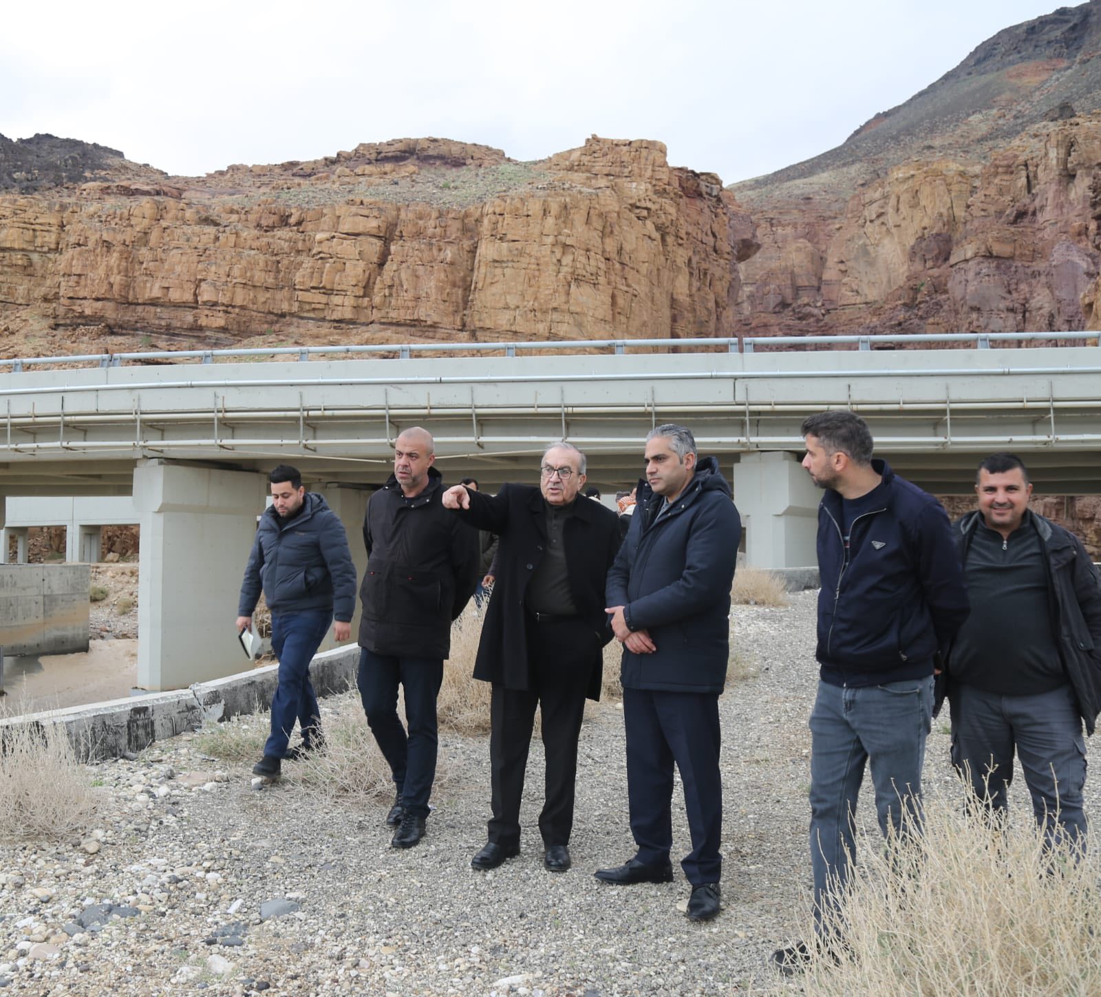 أبو السمن يوجه بتعزيز حمايات مخارج جسري زرقاء ماعين وشقيق