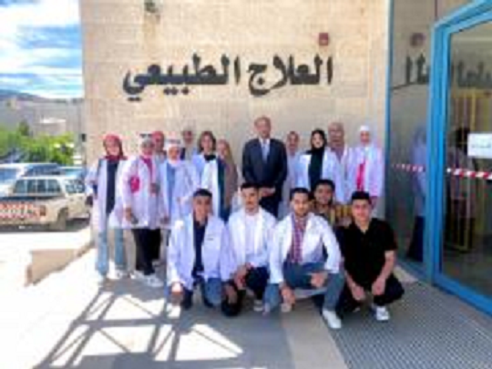 وفد من طلبة كلية العلوم الطبية التطبيقية في جامعة إربد الأهلية يزور مستشفى الإيمان في عجلون