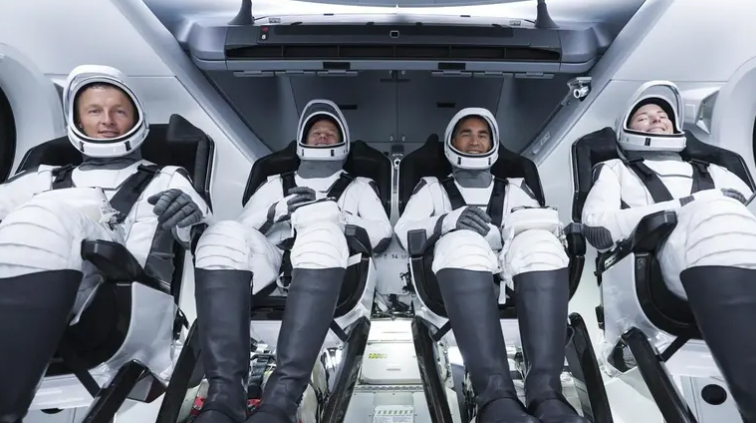 في سابقة من نوعها ..  ناسا تعيد طاقمها من الفضاء بسبب مشكلة صحية