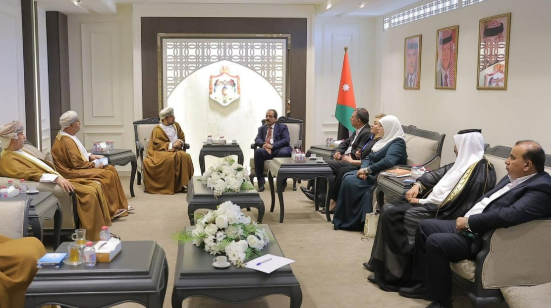القانونية النيابية تلتقي نظيرتها العُمانية