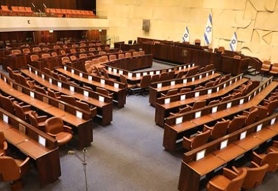 الكنيست يفشل بإقرار قانون يحظر زيارات الصليب الأحمر للأسرى الفلسطينيين