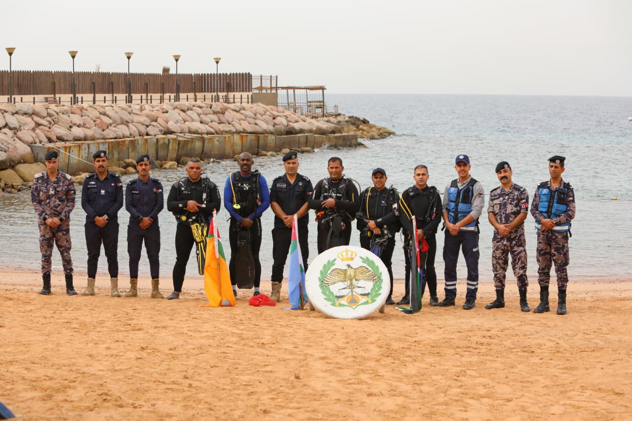 غطاسو الدفاع المدني ينفذون حملة لتنظيف جوف البحر وشواطئ العقبة