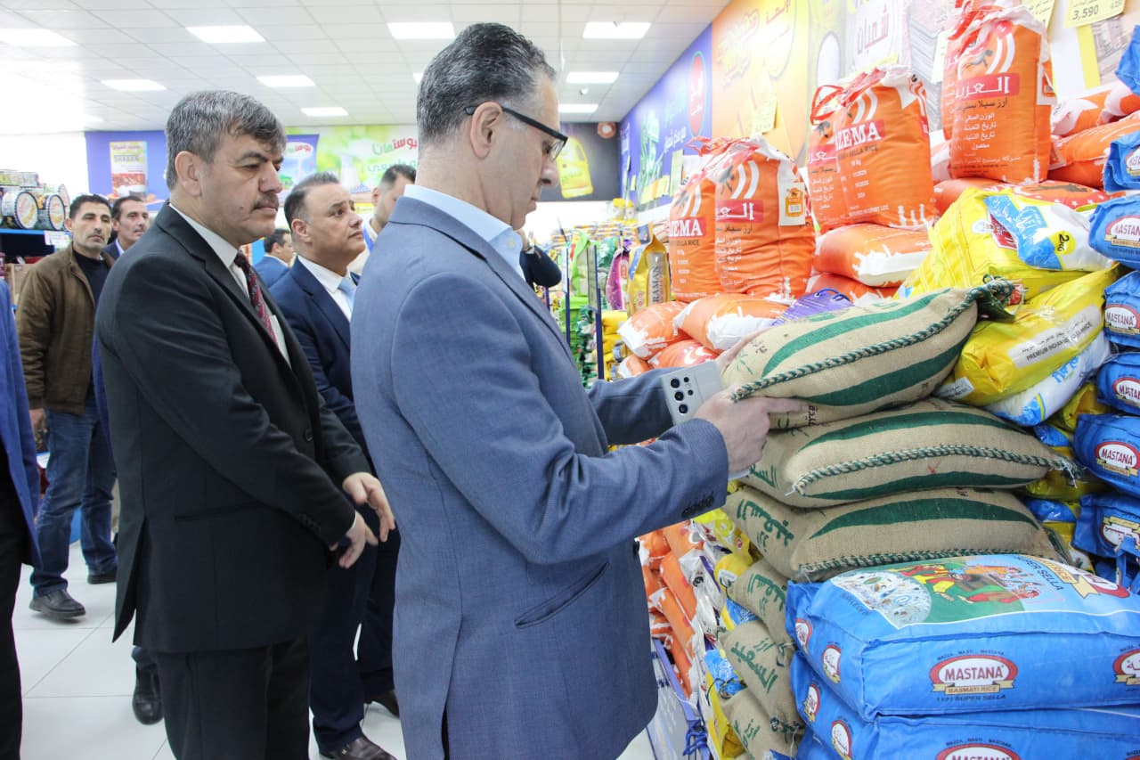 وزير الصناعة والتجارة يؤكد وفرة السلع ورصد الأسعار في الأسواق