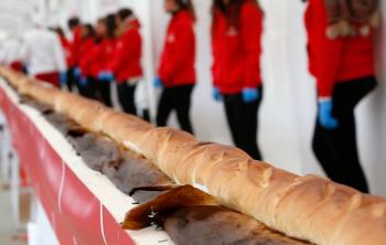أطول رغيف خبز في العالم  .. 140 متراً