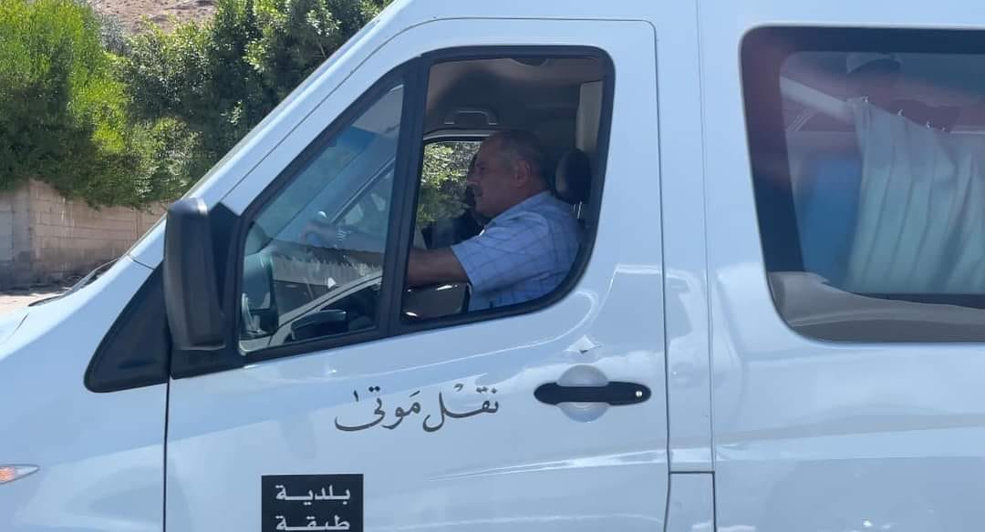 رئيس بلدية ينفذ وصية عامل بقيادة مركبة نعشه