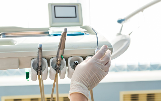 نقابة أطباء الأسنان: منتحلو مهنة وصفحات وهمية عبر مواقع التواصل 