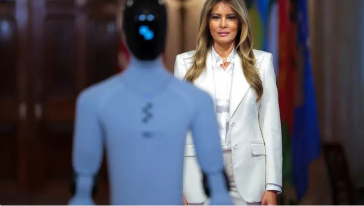 بـ25 ألف دولار ..  تعرف على الروبوت البشري الذي ظهر مع ميلانيا ترامب