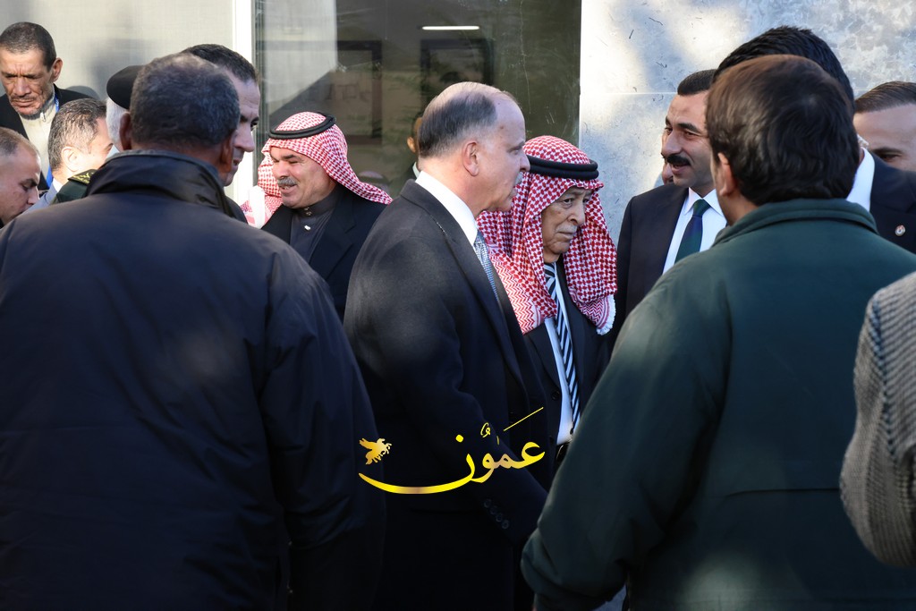 مندوباً عن الملك ..  الأمير فيصل يقدم واجب العزاء بوفاة شقيقة العيسوي