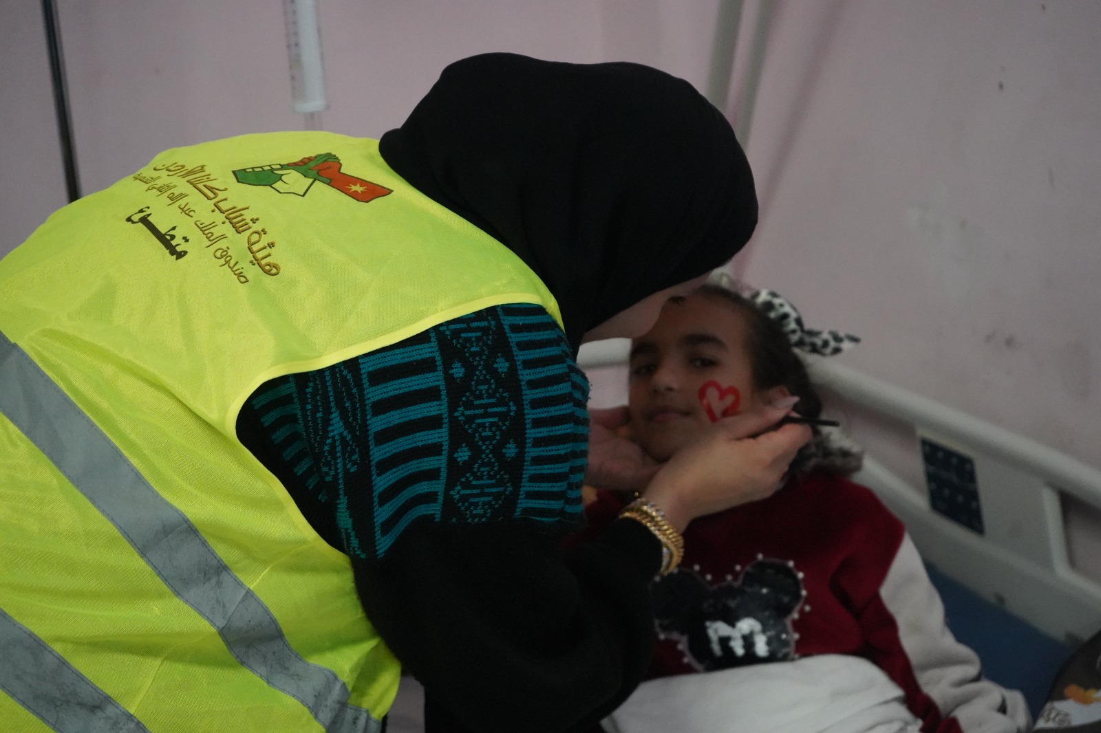 كلنا الأردن ترسم الفرح على وجوه أطفال البشير احتفالاً بعيد ميلاد الملك