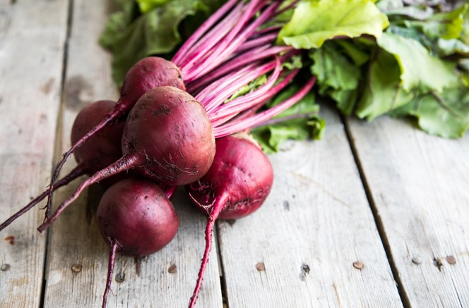 لا ترمي قشور الشمندر  ..  السر الطبيعي لبشرة موردة من دون الحاجة للمكياج