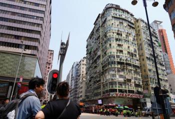 مقتل خمسة في حريق بمنطقة مزدحمة في هونج كونج