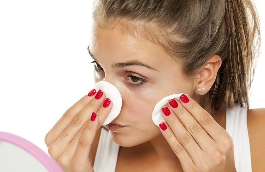 طرق فعالة لإزالة المكياج المقاوم للمياه