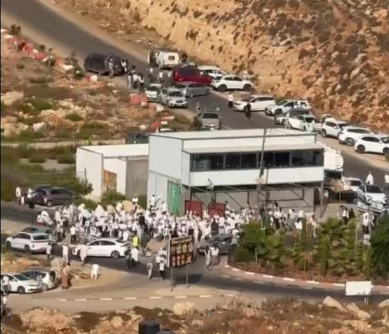 أعداد كبيرة من المستوطنين تقتحم بيتونيا وطريق جريوت غرب رام الله