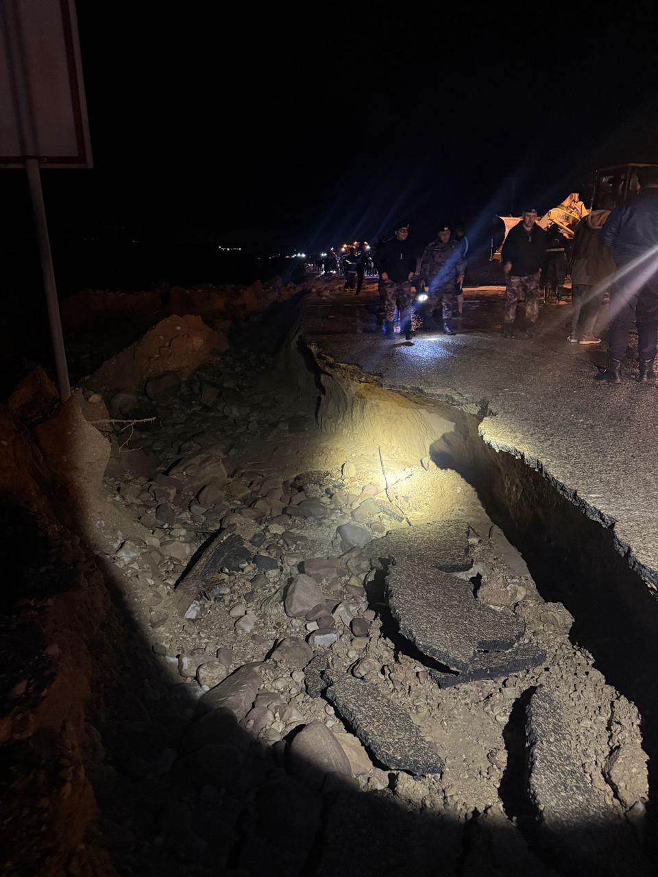 إغلاق طريق البوتاس قبل إشارة المزرعة بسبب انهيارات 