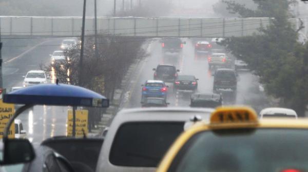 الخميس  ..  أجواء ماطرة وتحذير من تشكل الضباب والنزلاق 