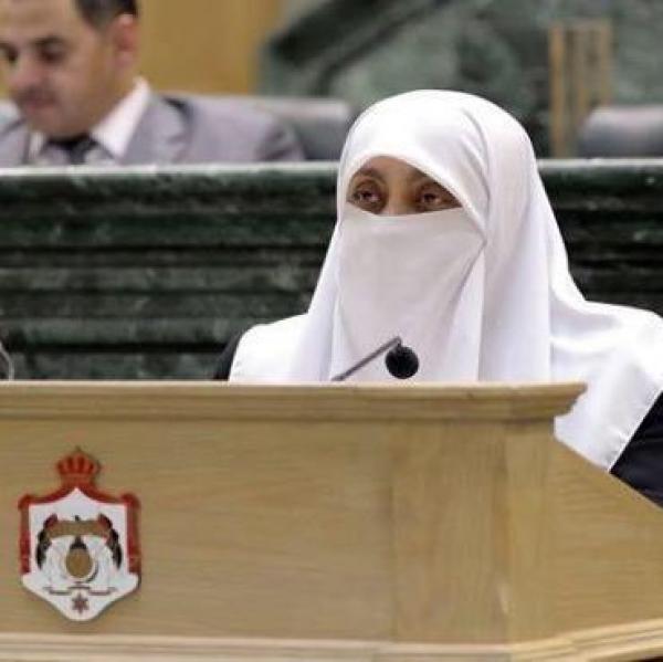 العتوم تطالب بإيجاد حلول مرنة لمعالجة مشكلة الإجازات دون راتب