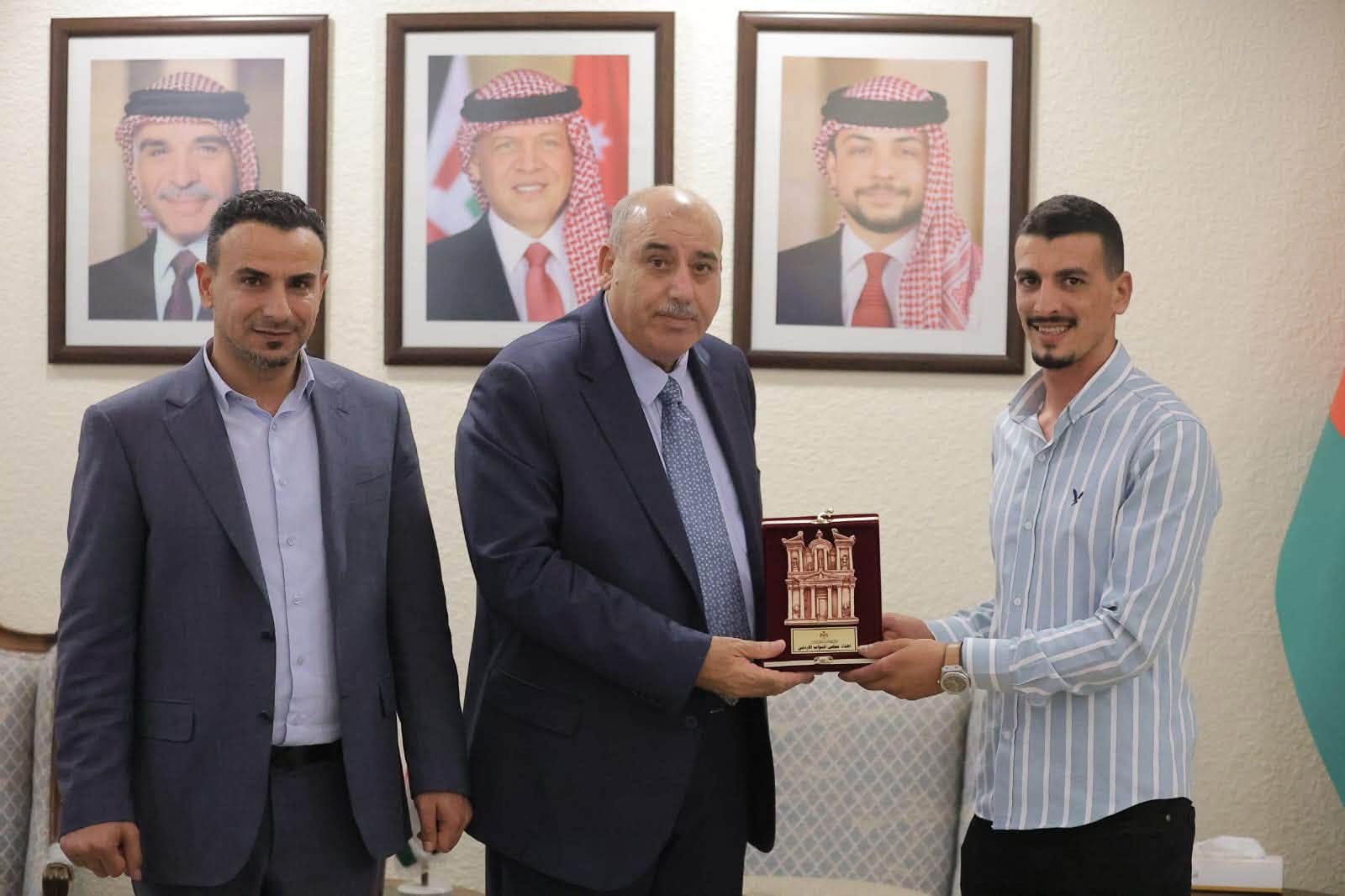القاضي يكرم  شابًّا أخمد حريقًا اندلع على اوتوستراد المفرق - الزرقاء 