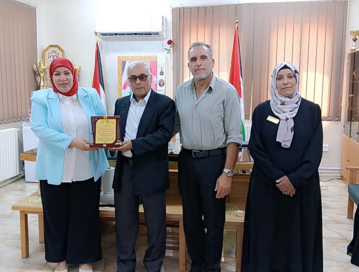 الشطناوي تكرّم أقدم رقم وزاري في تربية بني كنانة بمناسبة يوم المعلم 