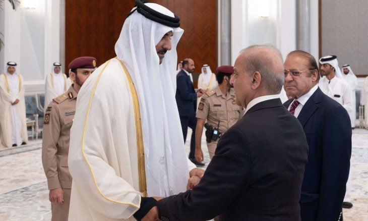 أمير قطر يستقبل المعزين بوفاة الشيخ حمد بن خليفة