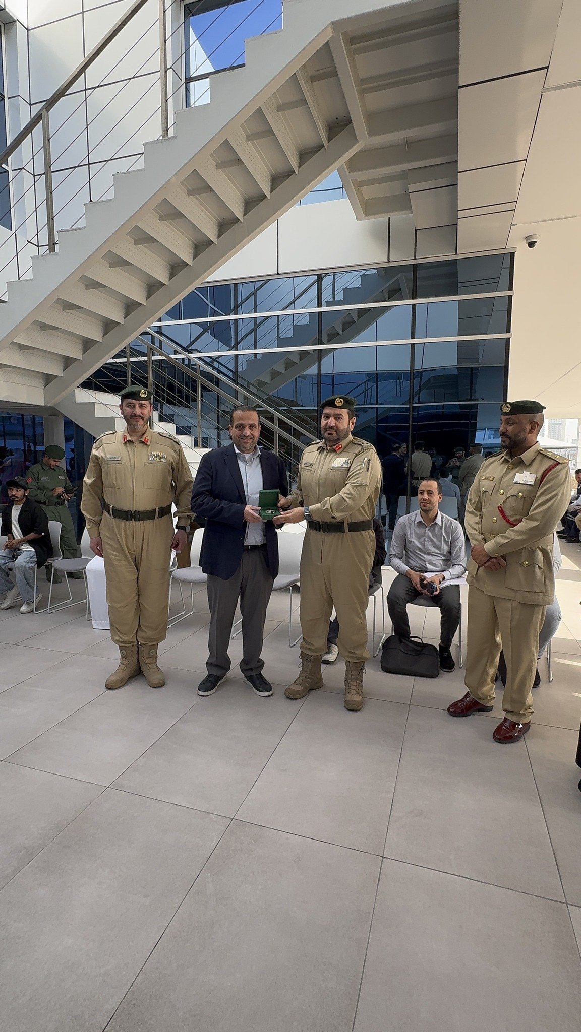 أردني يعثر على 200 ألف درهم ويسلمها ..  وشرطة دبي تكرمه