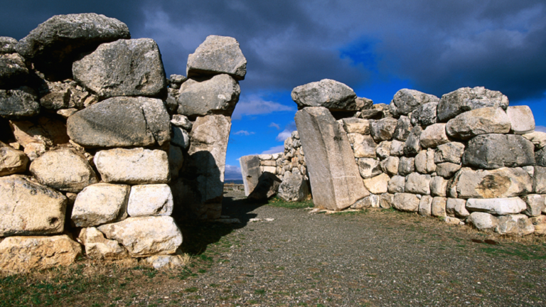 اكتشاف أثري قديم بنحت يصوّر أبو الهول في تركيا
