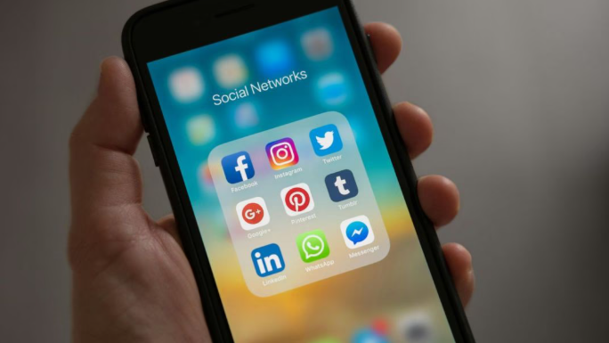 بريطانيا تختبر حظر منصات السوشيال ميديا على المراهقين