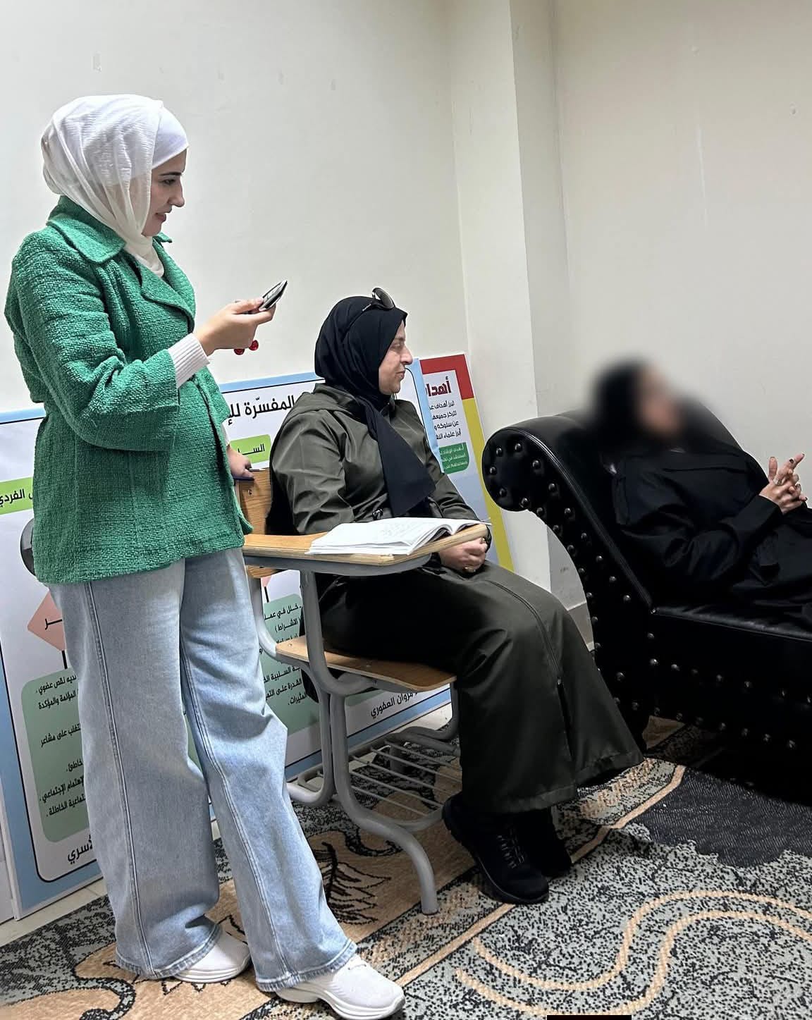 طلبة الإرشاد النفسي يطبّقون أسلوب التداعي الحر وفق نظرية سيغموند فرويد في تدريب عملي 