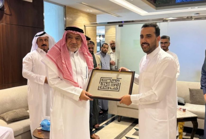 بعثة الحج الإعلامية تُكرّم الخلايلة بلوحة خطية 