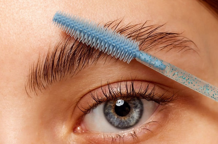 سيروم تكثيف الحواجب تحت التجربة ..  ما الذي يمكن توقعه؟ 