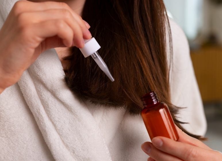 كيف أجعل شعري ناعماً مثل الحرير؟ خطوات فعالة وروتين يومي بسيط