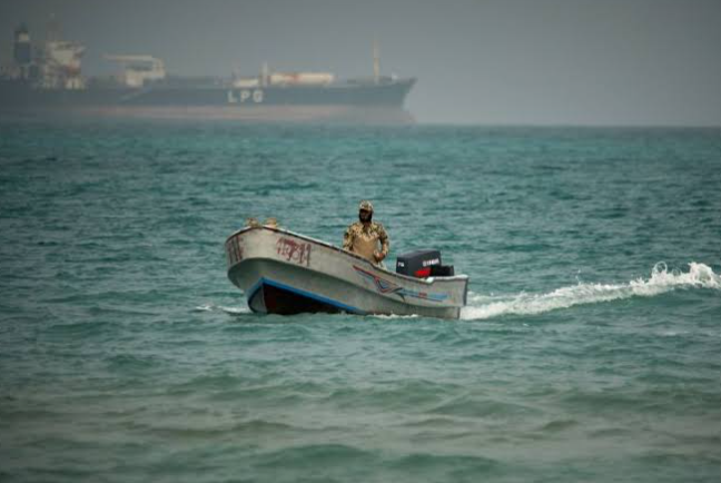مسلحون يحاولون اقتحام سفينة جنوب الشحر اليمنية 