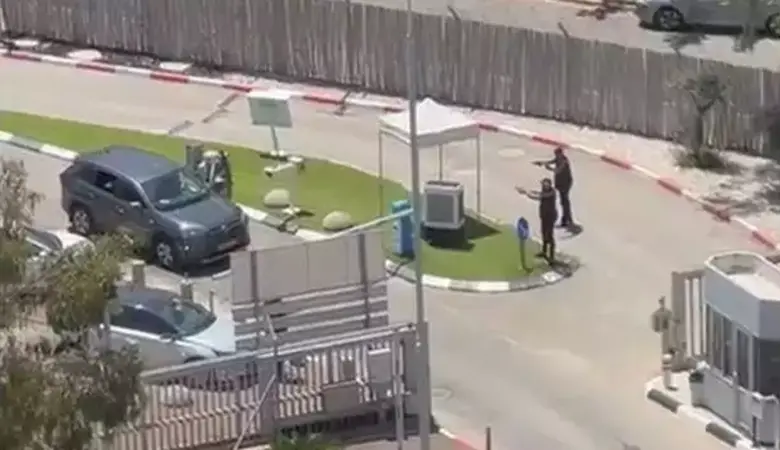 جندي يلقي قنبلة صوت على مقر وزارة الدفاع الإسرائيلية