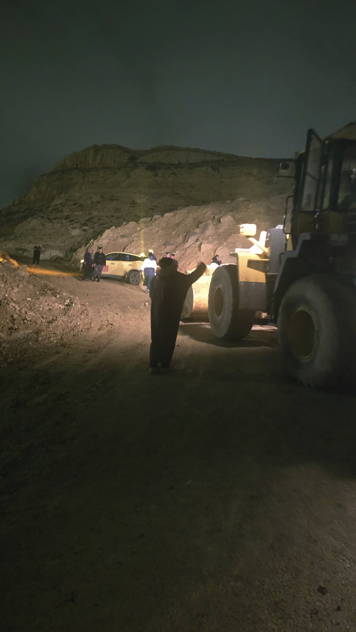 بلدية الطفيلة تزيل  الطمم جراء الأمطار الغزيرة وتعيد فتح طريق قمر