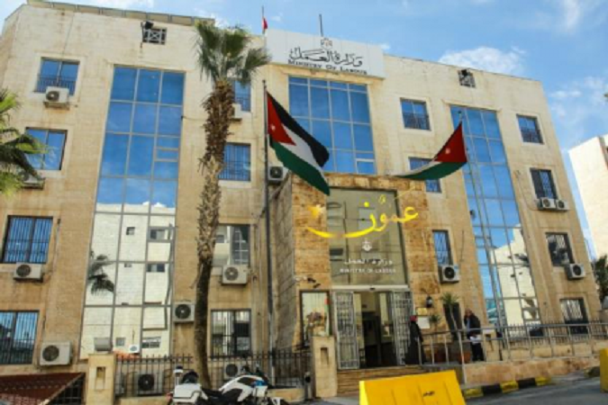العمل: 500 دينار عن السنوات السابقة للعاميلن الوافدين دون إصدار تصاريح