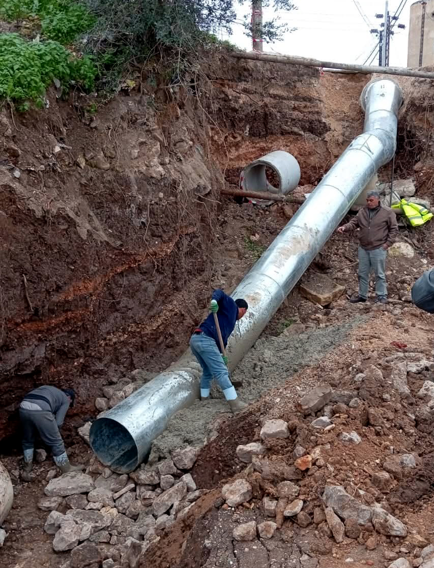 بلدية الطيبة تعالج انهيار أتربة في الوسط التجاري