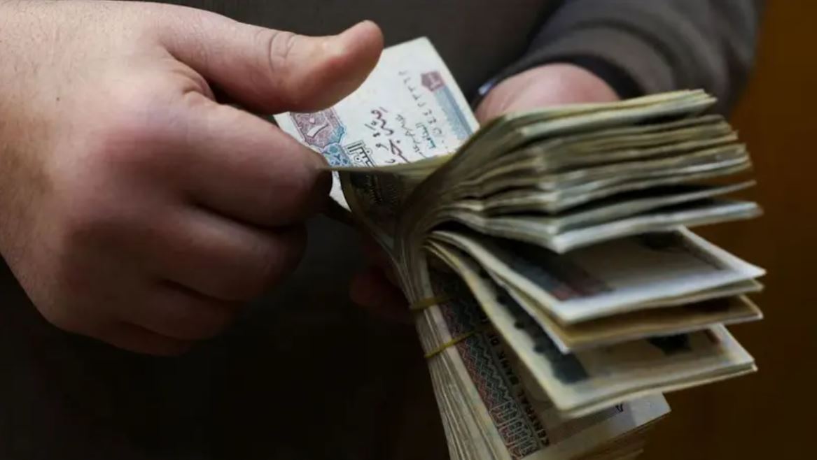 مليون جنيه ..  نقوط تثير دهشة الحاضرين بزفاف في مصر