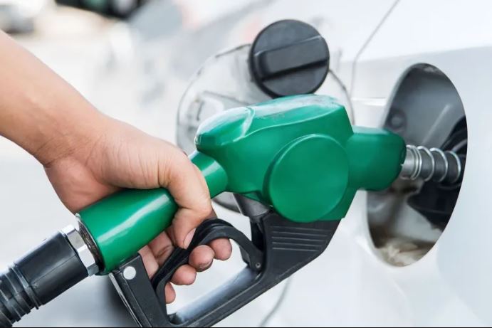 عقل: ارتفاع سعر البنزين 4% ..  ويدعو لعدم عكسه محليا الشهر المقبل