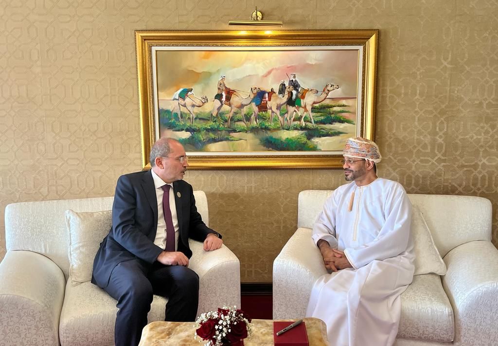وزير الخارجية يجري مباحثات مع نظيره العماني