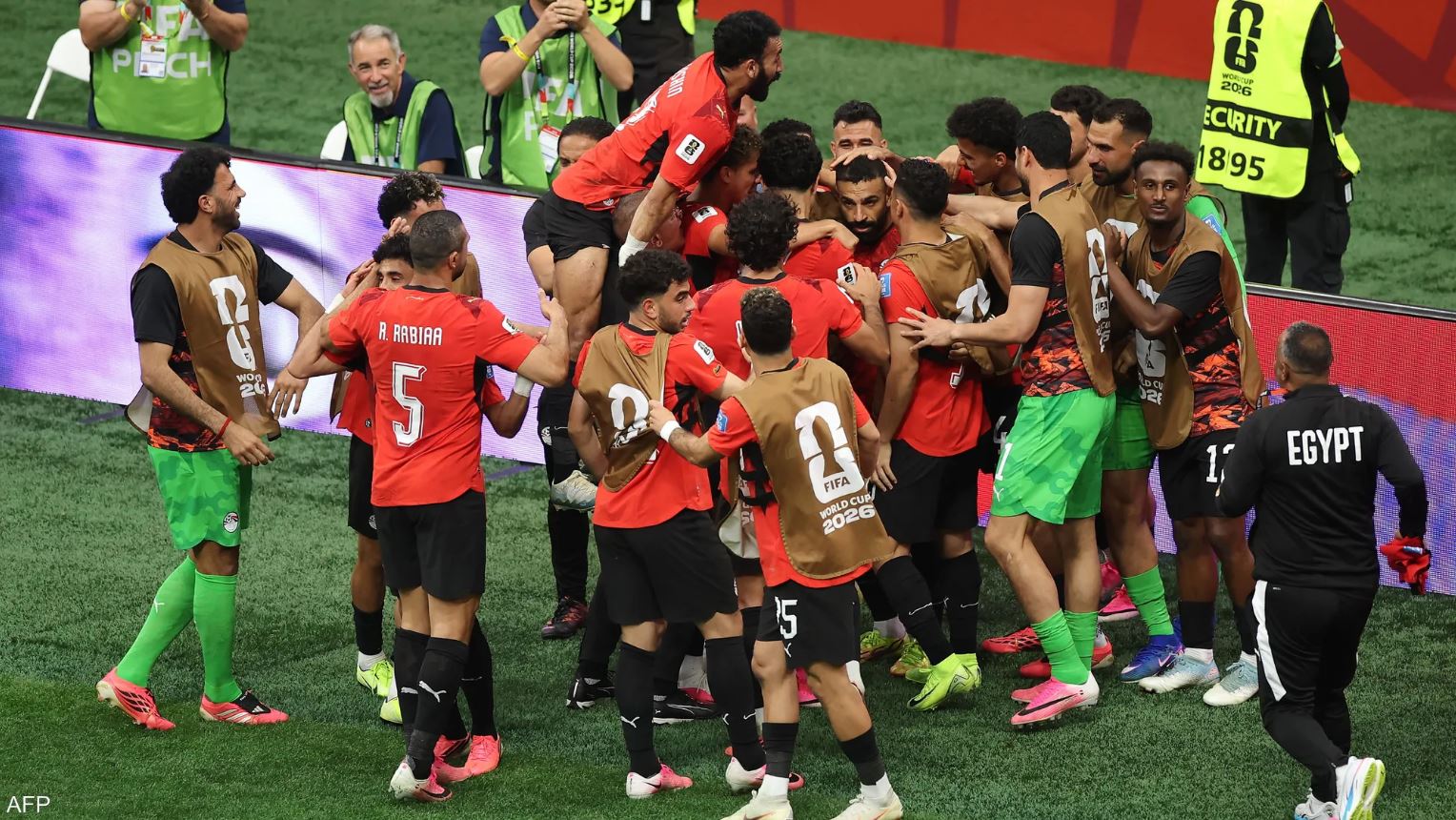 بين شوطي مباراة نيوزيلندا ..  كشف كواليس ما حدث بين لاعبي مصر
