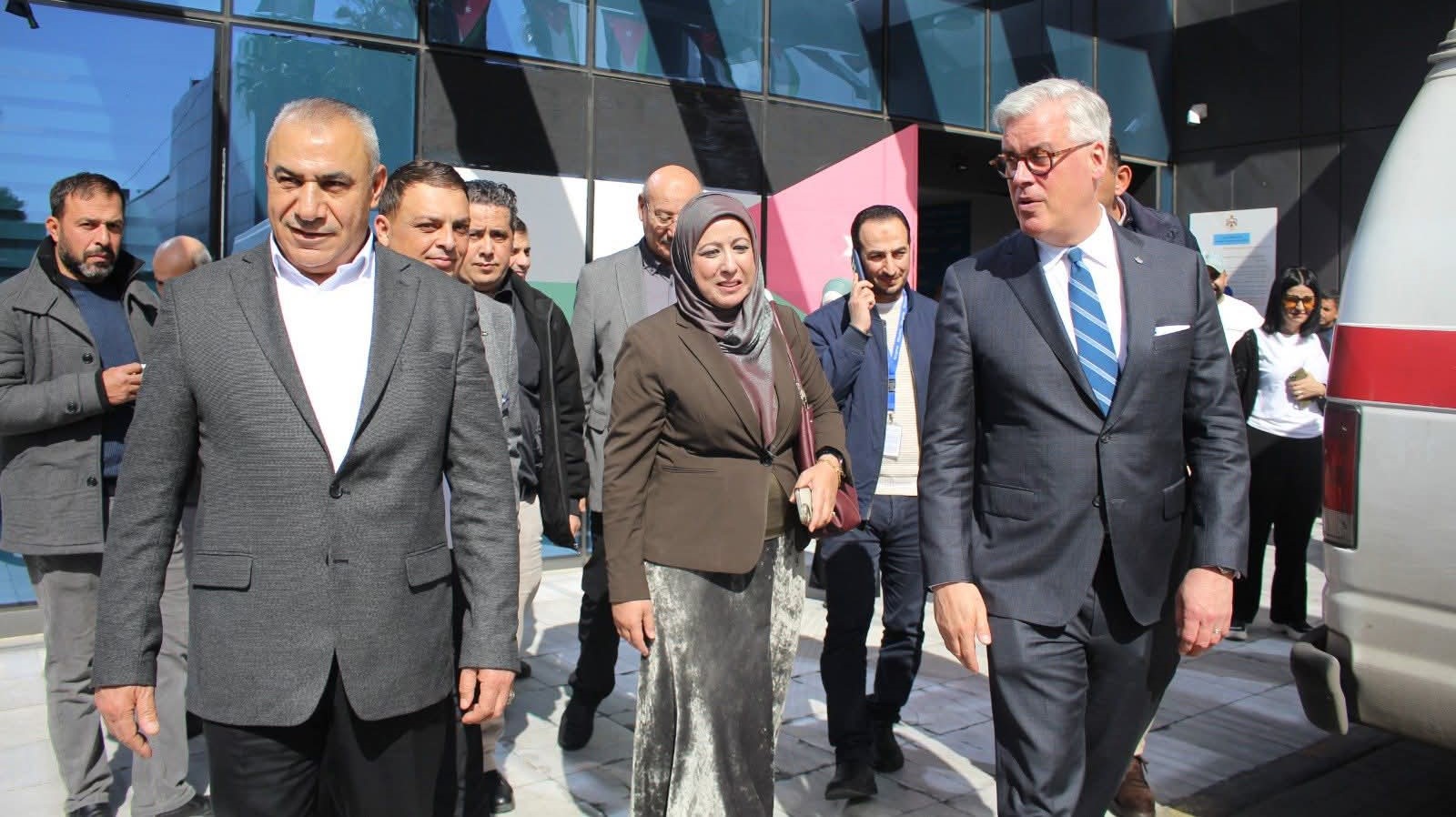 السفير الكندي يزور مستشفيات البشير ويطلع على خدمات مركز الجراحات التخصصية