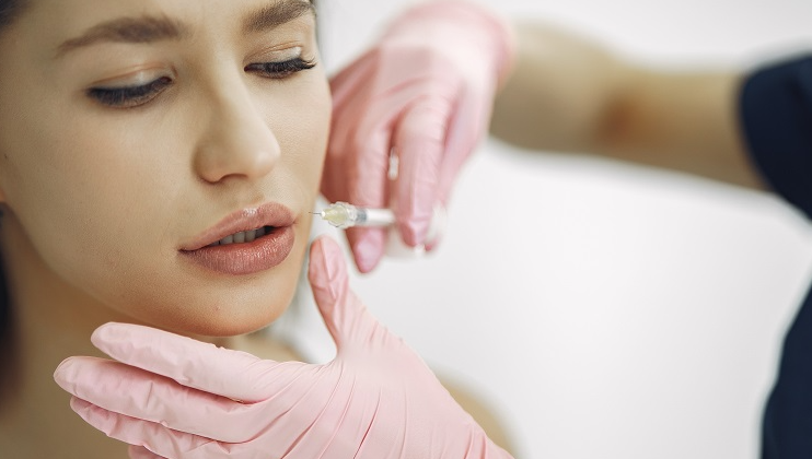 خيوط الشد أم الفيلر: دليل شامل لشدّ البشرة واستعادة الملامح الطبيعية