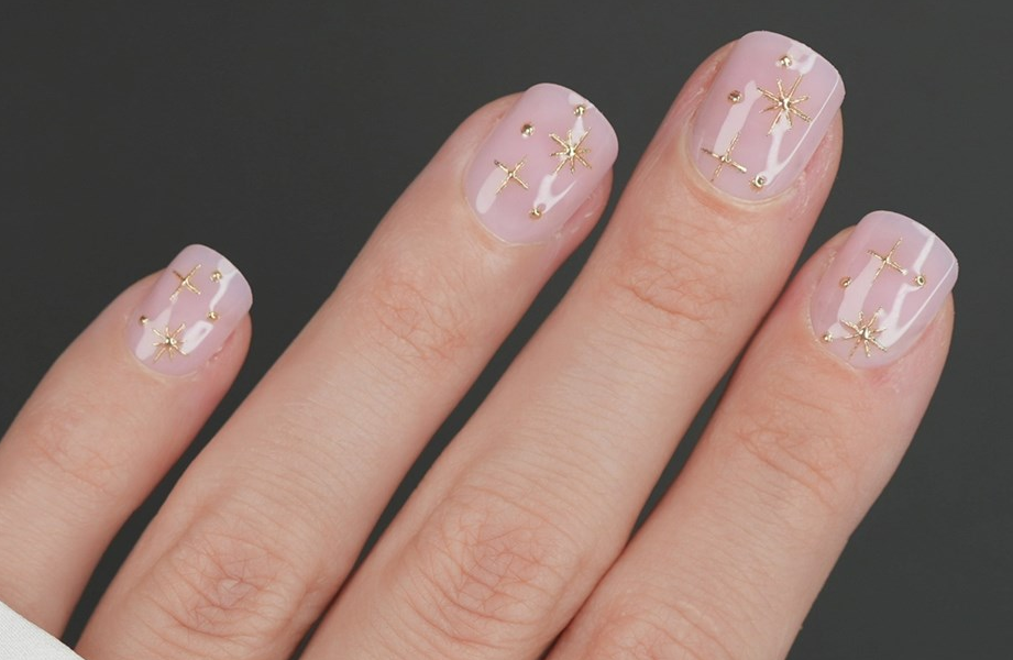 أظافر بأسلوب بسيط أصبح قمة في الأناقة 